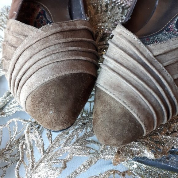 West Avenue Suede Shoe Pointed Toe Low Tan Heels 7 - Picture 3 of 8